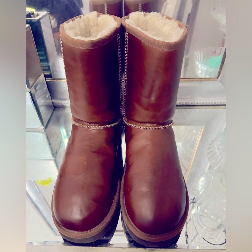 Brown leather Uggs size 9 ‼️gently used‼️light wear I wore these maybe 2-3 times
